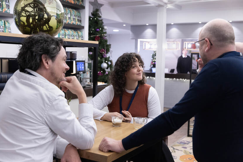 Deelnemers in gesprek tijdens Leiders in de storm II