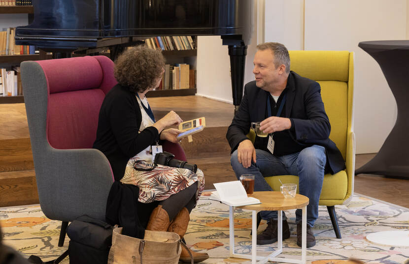 Deelnemers in gesprek tijdens Leiders in de storm II