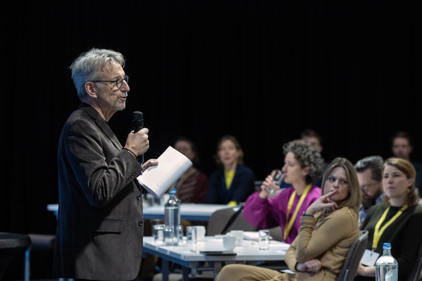 Erik Pool spreekt de deelnemers toe