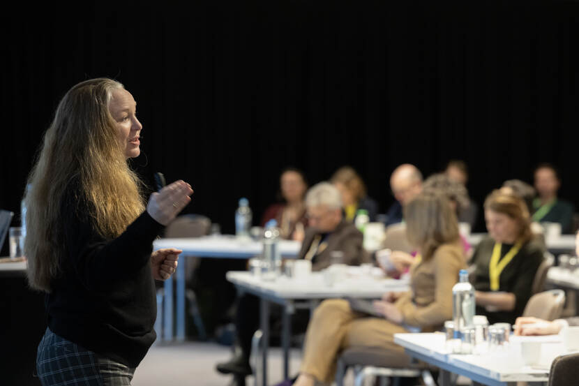 Nora Bateson spreekt de deelnemers toe