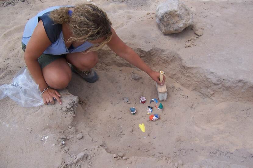 Natasja legt verrassend moderne ‘vondsten’ bloot in tijdens een opgraving in Sardinië, in 2007.