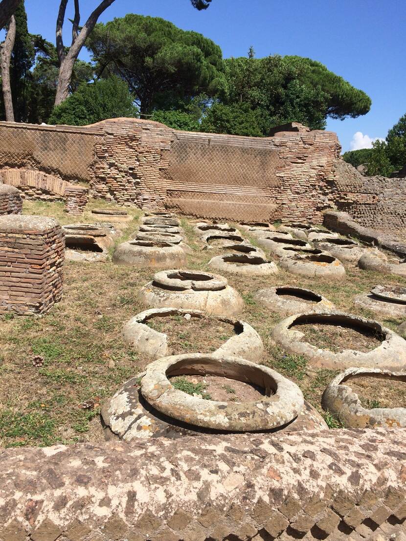 Grote voorraadpotten liggen nog steeds op hun plek, in de Romeinse stad Ostia